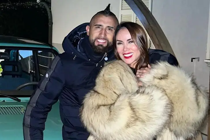 Arturo Vidal (1987) y Sonia Isaza (1989) – 1 año de relación