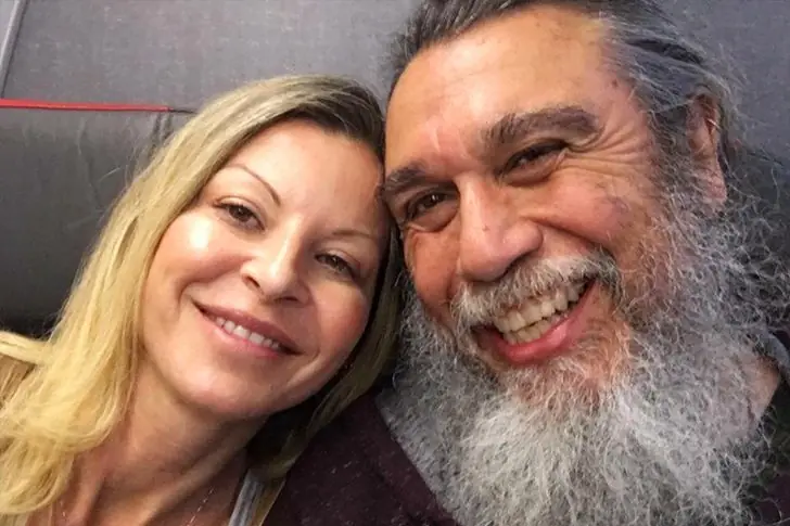 Tom Araya (1961) y Sandra Araya – 27 años de matrimonio