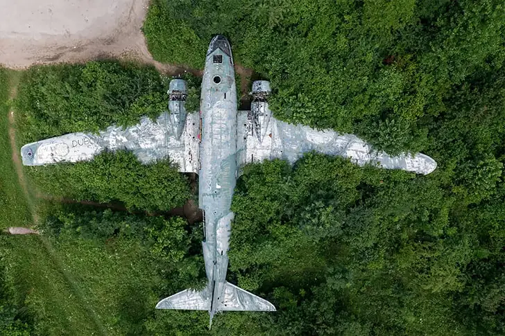 Verlassener Jet auf geheimer Basis
