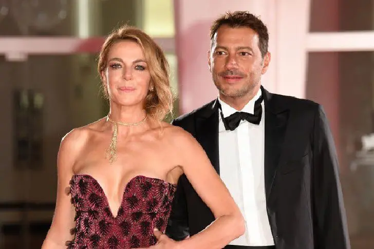 CLAUDIA GERINI (50) e SIMON CLEMENTI (50)- 1 anno insieme
