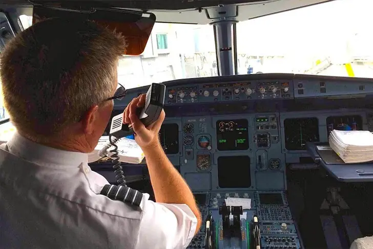 Warum sich plötzlich die Flugzeugtür öffnete, und wer die Treppe hochkam