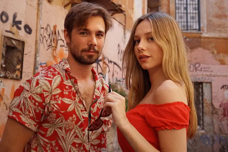 Carlos Cuevas y Ester Expósito