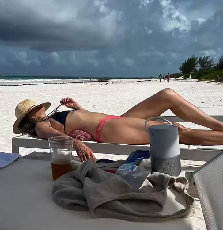 Jennifer Aniston – Sunsets Skincare in Cabo