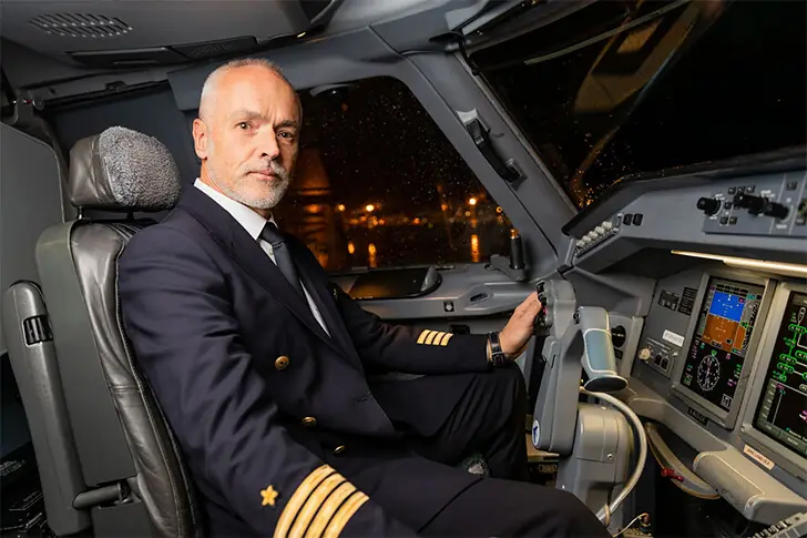 Was der Pilot mit dem Bordtelefon machte, als Cora angegangen wurde