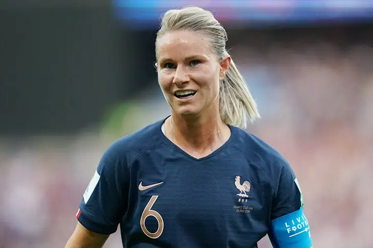 Amandine Henry –360 000 euros bruts par an