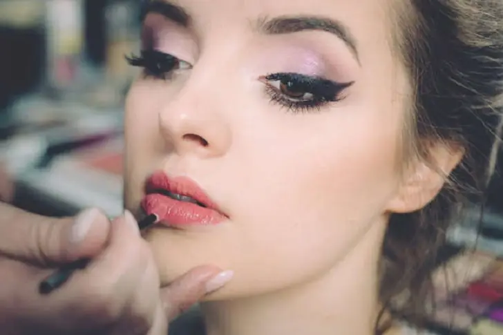How to achieve demure makeup look effortless.