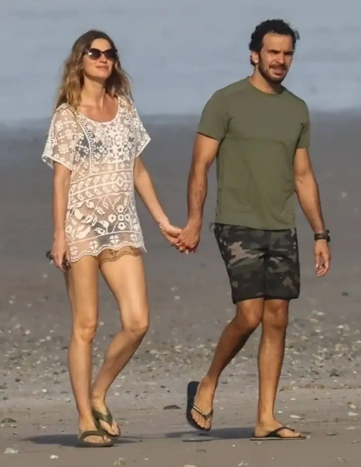 Gisele Bündchen – Gisele Glows in Santa Teresa