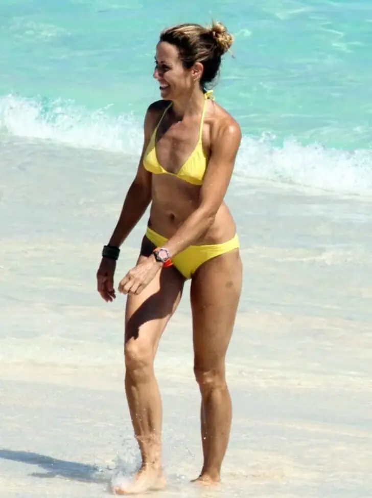 Sheryl Crow – Sheryl Strums Through Florida’s Sunshine