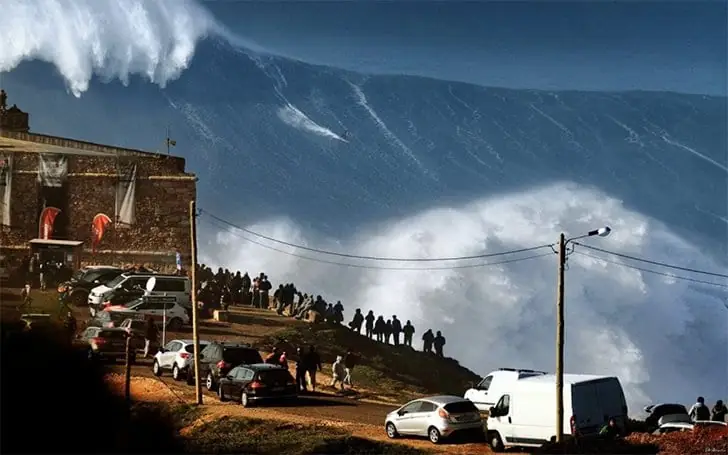 Mira otra vez y encuentra al surfista