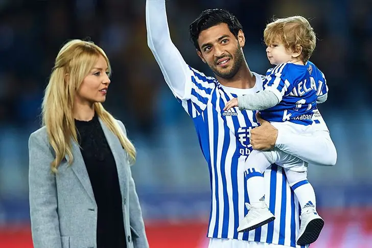 Carlos Vela – 37 años (2026) y Saioa Cañibano – 36 años (2026) – 11 años de relación