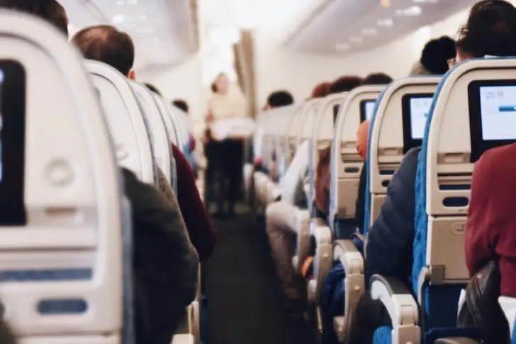 Warum Cora auf dem Weg nach vorn plötzlich zur Zeitlupe wurde, und was die Flugbegleiterin damit zu tun hatte