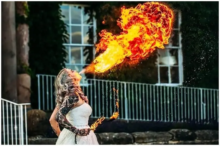 NOVIA QUE SOPLA FUEGO