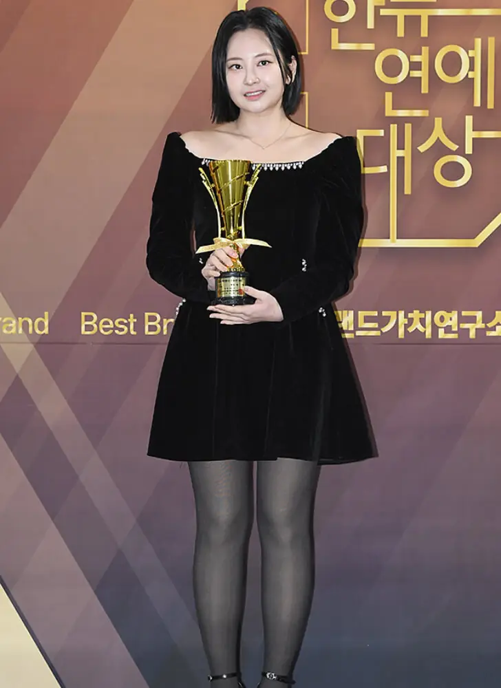 テハ（元MOMOLAND）―身長164cm / 体重48kg
