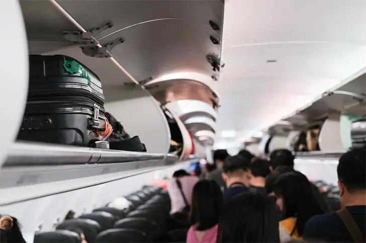 Warum Cora plötzlich nach dem Gepäckfach griff, und was dann im Flieger passierte