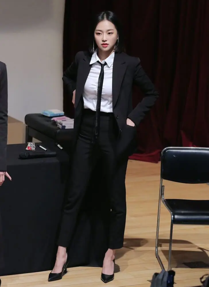 イェウン（CLC）―身長166cm / 体重49kg