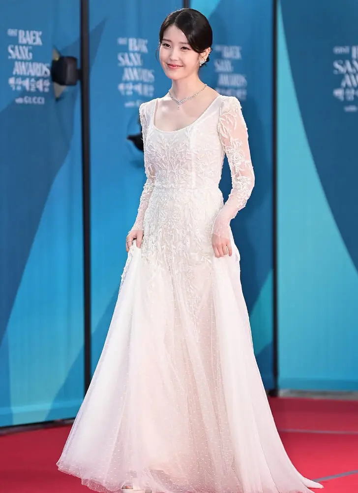IU―身長161.8cm / 体重44kg