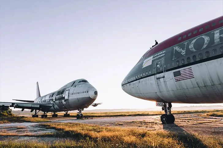 Zwei gigantische Boeing 747 auf dem Abstellgleis