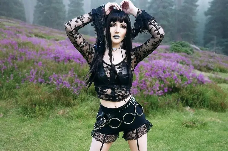 How to embrace 90s goth fashion today.