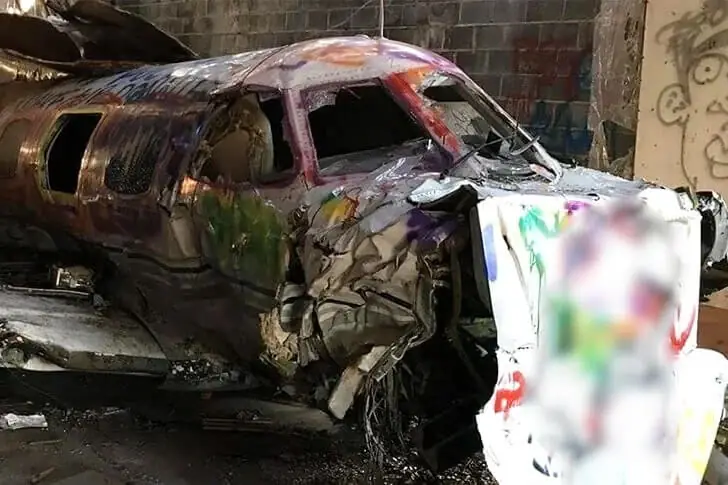 Graffiti auf einem vergessenen Jet
