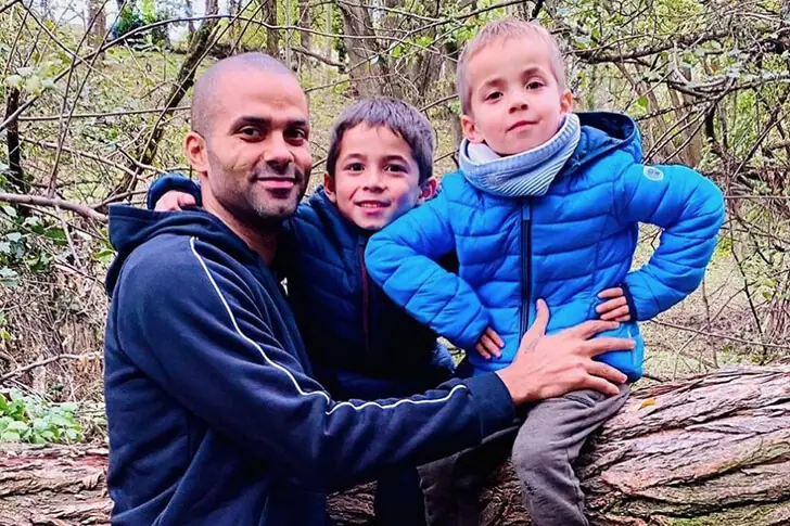 Tony Parker – Liam (18 ans) et Josh (8 ans)