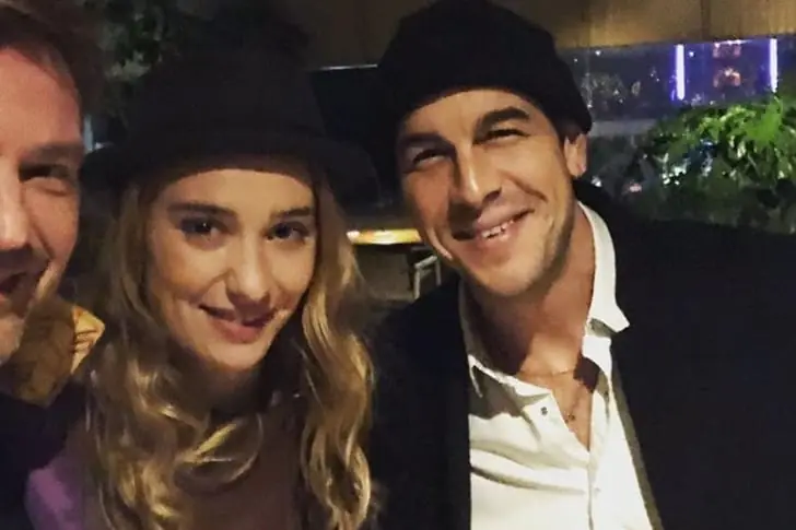 Mario Casas y Deborah Francois