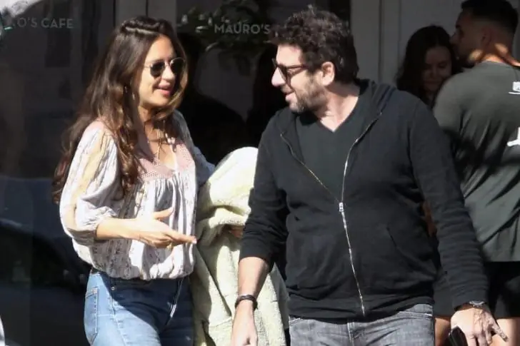 Patrick Bruel et une jeune femme