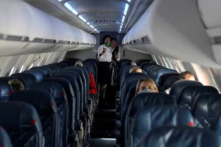Was in Coras Handtasche steckt und warum es im Flieger plötzlich eskaliert