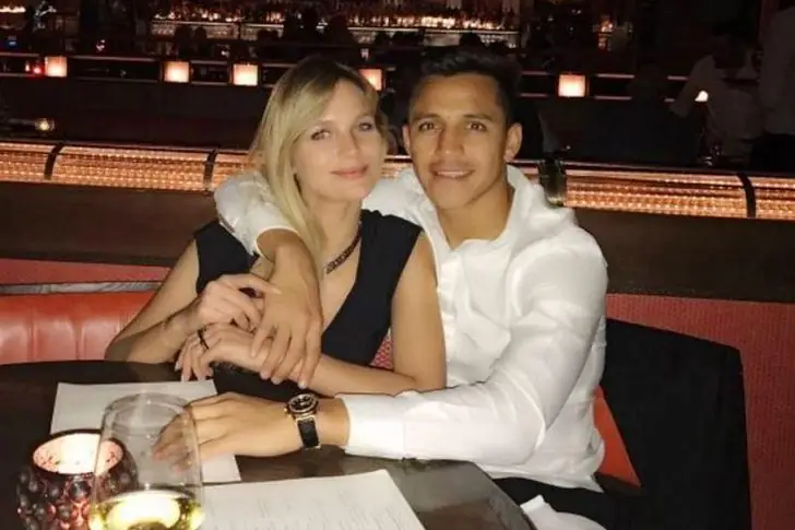 Alexis Sánchez (1988) y Mayte Rodríguez (1989) – 1 año de relación