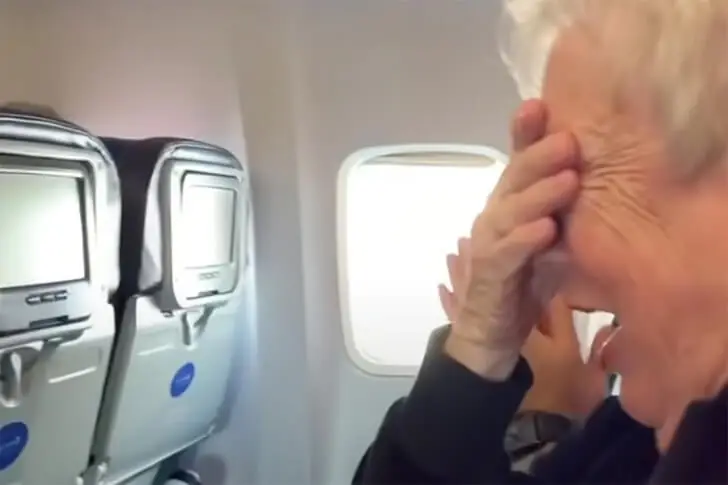 Warum alle im Flieger verstummten, wegen dieser einen Bordkarte
