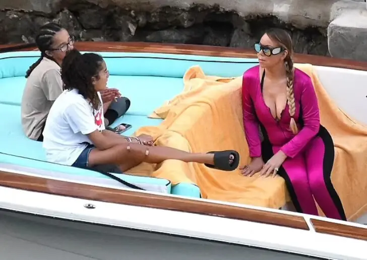 Mariah Carey – Mariah Makes Waves in Capri