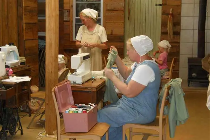 Des vêtements faits main, fidèles aux valeurs Amish